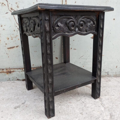 Side table με σκαλίσματα