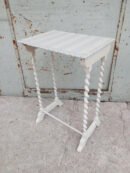 Side table με τορνευτή βάση