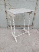 Side table με τορνευτή βάση