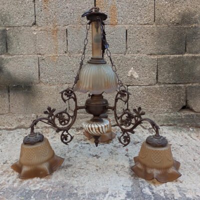 Μεταλλικός πολυέλαιος με γυάλινα καπέλα