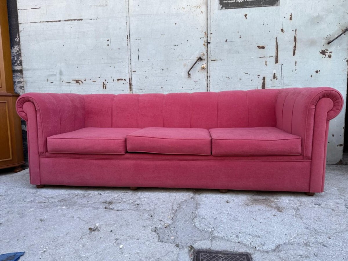 Τριθέσιος καναπές τύπου chesterfield